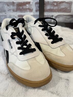 reebok White and Black Comfort Insole Sneakers women’s size 7